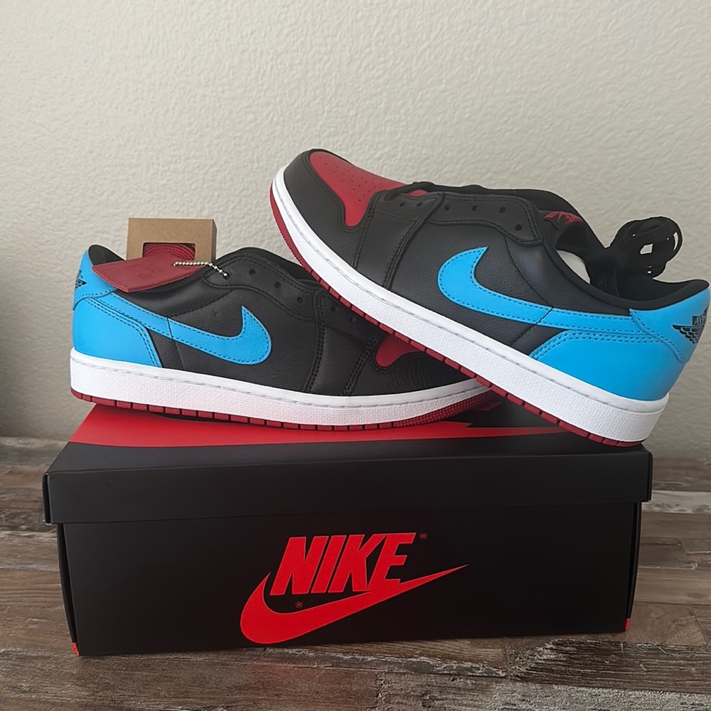 Woman’s Air Jordan Retro low OG 10.5 CHI/UNC
